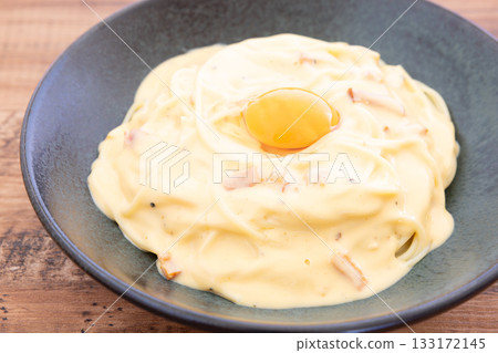 卡邦尼意麵,一種美味的義大利麵,上面放著一個生雞蛋 卡邦尼意麵,一種美味的義大利麵,上面放著一個生雞蛋 133172145