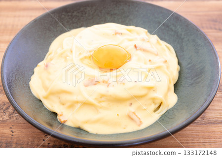 Carbonara, a delicious pasta topped with a raw egg 133172148