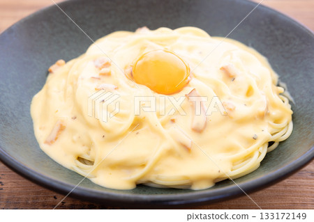 卡邦尼意麵，一種美味的義大利麵，上面放著一個生雞蛋 133172149