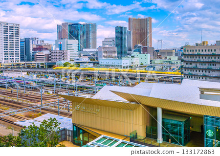 日本東京城市景觀，俯瞰新幹線、象徵好運的黃博士廟和芝浦。右側是高輪站。 133172863