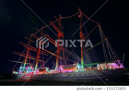 夜幕降臨，帆船「海和丸號」停靠在名古屋港花園碼頭。 133172955