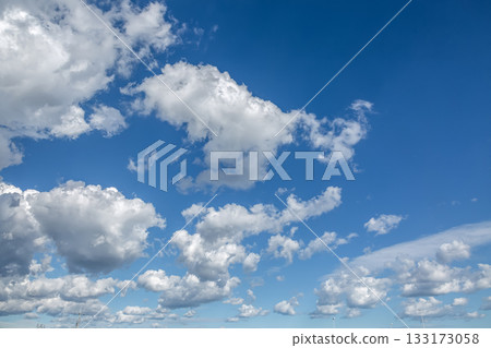 Clouds floating in the blue sky [Background material] 133173058