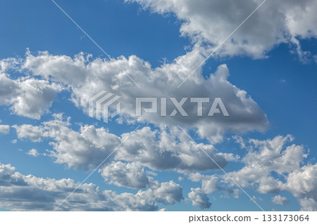 藍天上漂浮的雲 [背景資料] 133173064
