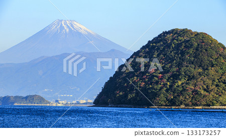 從沼津市西浦眺望白雪皚皚的富士山 133173257