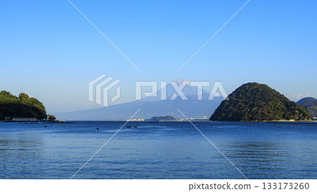 從沼津市西浦眺望白雪皚皚的富士山 133173260