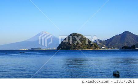 從沼津市西浦眺望白雪皚皚的富士山 133173261