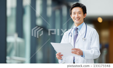 用於招募目的的可靠圖片，圖片內容是一位男性醫生帶領醫療團隊 133173348