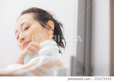 一個女人洗個澡 133173370