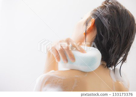 一個女人洗個澡 一個女人洗個澡 133173376