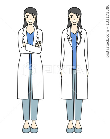 一位身穿白大褂、雙臂交叉、脖子上掛著聽診器的女醫師全身像。 133173386