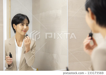 一位身穿西裝的女士正在穿衣服 133173569