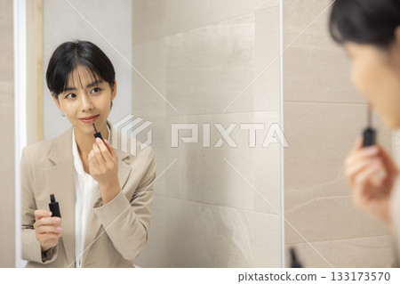 一位身穿西裝的女士正在穿衣服 133173570