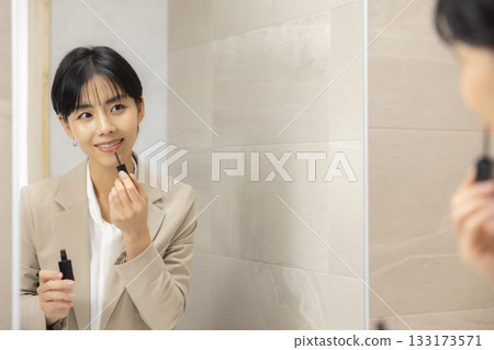 一位身穿西裝的女士正在穿衣服 133173571