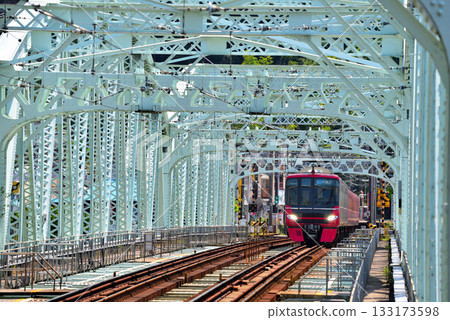 名鐵列車駛過愛知縣木曾川上的鋼橋 名鐵列車駛過愛知縣木曾川上的鋼橋 133173598