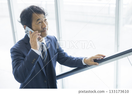 商人騎自動扶梯 商人騎自動扶梯 133173610