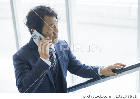 商人騎自動扶梯 商人騎自動扶梯 133173611