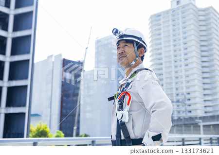 Worker wearing a full harness 133173621