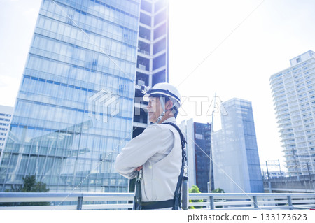 Worker wearing a full harness 133173623