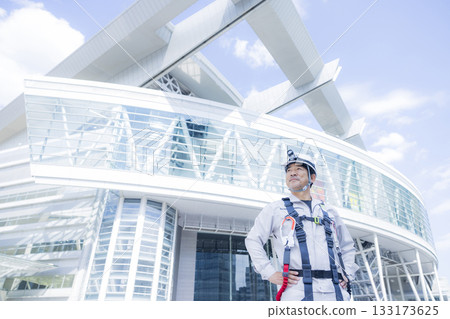 Worker wearing a full harness 133173625