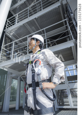 Worker wearing a full harness 133173628