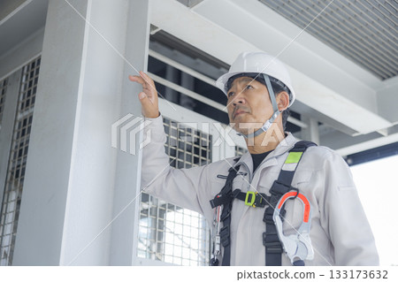 Worker wearing a full harness 133173632