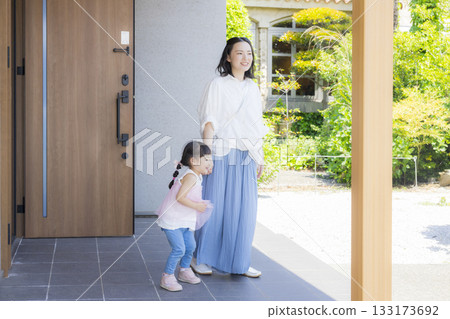 一家人在入口處外出 133173692