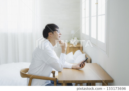 男人在臥室看智慧型手機 133173696
