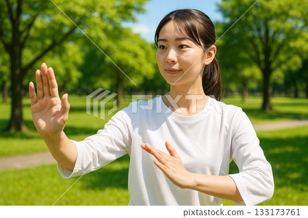 年輕的日本女子在公園練習太極拳 133173761