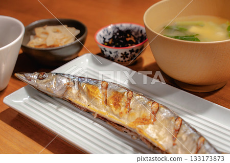 日式晚餐，包括烤秋刀魚和味噌湯，佐以蓮藕和黑豆。 133173873