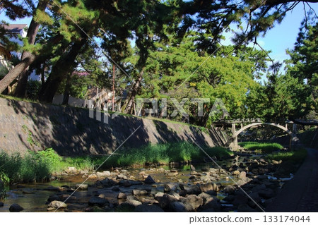 秋季清澈的宿川河水(兵庫縣西宮市) 秋季清澈的宿川河水(兵庫縣西宮市) 133174044