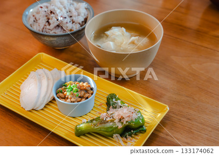 一份健康的日式早餐，包括雞胸肉、納豆和烤青椒。 133174062