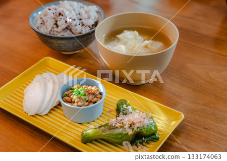 一份健康的日式早餐，包括雞胸肉、納豆和烤青椒。 133174063