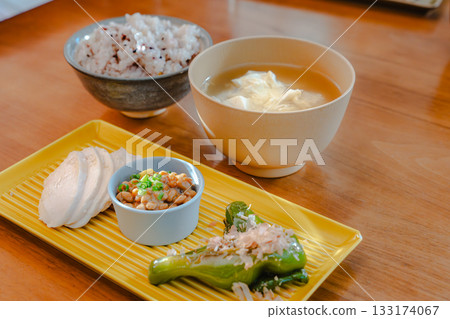 一份健康的日式早餐,包括雞胸肉、納豆和烤青椒。 一份健康的日式早餐,包括雞胸肉、納豆和烤青椒。 133174067