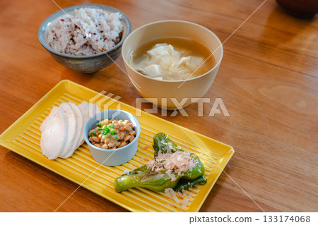 一份健康的日式早餐，包括雞胸肉、納豆和烤青椒。 133174068