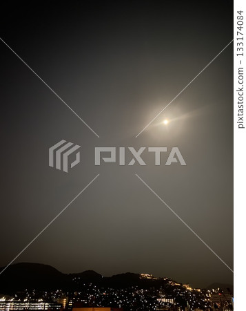 長崎的滿月之夜,月光皎潔明亮。 長崎的滿月之夜,月光皎潔明亮。 133174084