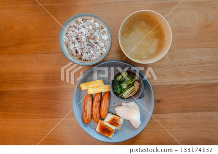 一份營養平衡的早餐拼盤，包括香腸、蛋捲和雞胸肉。 133174132