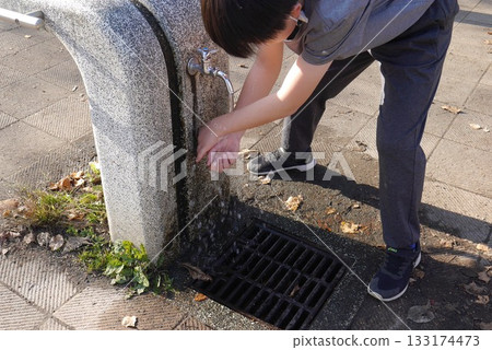 孩子在公園裡洗手 133174473
