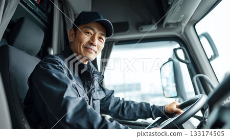 一位男性司機神情嚴肅,正在執行運輸任務。 一位男性司機神情嚴肅,正在執行運輸任務。 133174505