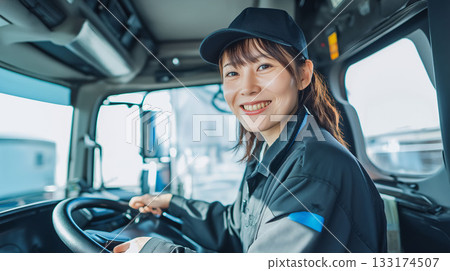 一位在物流中心有效率工作的專業女卡車司機 一位在物流中心有效率工作的專業女卡車司機 133174507