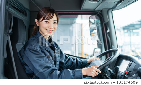 女司機駕駛大型卡車的優異表現 女司機駕駛大型卡車的優異表現 133174509