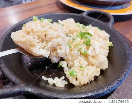 蒜香飯:香氣撲鼻的蒜香炒飯。 蒜香飯:香氣撲鼻的蒜香炒飯。 133174835