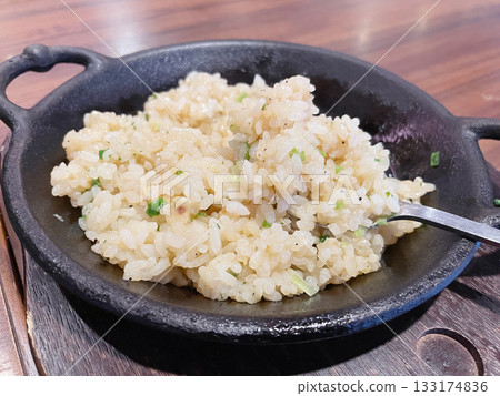 鐵板上烹調的蒜蓉飯;用蒜蓉奶油炒製的米飯。 鐵板上烹調的蒜蓉飯;用蒜蓉奶油炒製的米飯。 133174836
