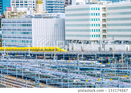 日本東京的城市景觀，可以看到像徵好運的新幹線子彈列車「黃博士號」以及芝浦的辦公大樓。 133174887