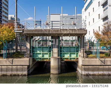 從大島川西支流看到的堀川水閘（東京都江東區） 133175148