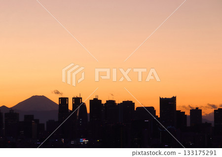 Clear winter skyscrapers in Shinjuku and Mount Fuji at sunset Clear winter skyscrapers in Shinjuku and Mount Fuji at sunset 133175291