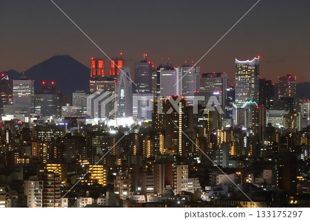 新宿冬日摩天大樓和日落時的富士山景色清澈明亮,陽光灑落在富士山上。 新宿冬日摩天大樓和日落時的富士山景色清澈明亮,陽光灑落在富士山上。 133175297