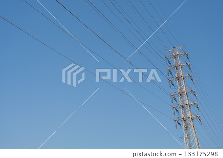 輸送高壓電的輸電線路和鐵塔 輸送高壓電的輸電線路和鐵塔 133175298