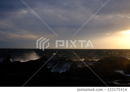在海灘上拍攝的日落和海浪拍打的景色 133175414