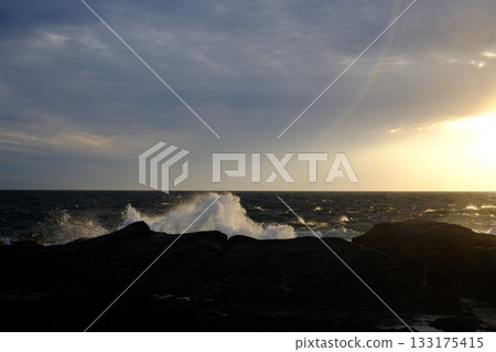 在海灘上拍攝的彩虹、日落和海浪拍岸的景色 在海灘上拍攝的彩虹、日落和海浪拍岸的景色 133175415
