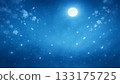 藍色夢幻暮光背景，描繪了冬夜的星空和閃爍的雪花。 133175725